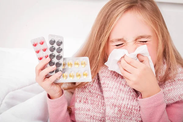Soğuk algınlığı ve grip. Elleri hap bir kızla