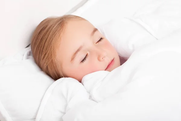 Chory dziewczynka leżąc w łóżku z termometrem w usta — Zdjęcie stockowe