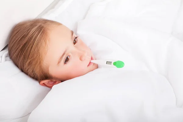 Beteg lány feküdt az ágyban egy hőmérővel, szájban — Stock Fotó
