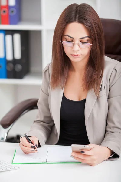 Beautiful Business woman typing on laptop — Stock Photo, Image