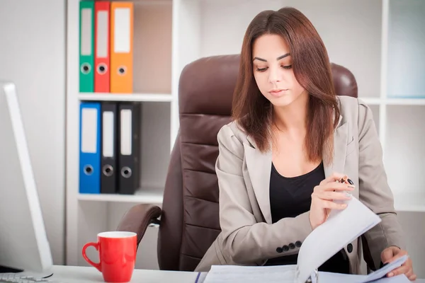 Portrait de femme d'affaires travaillant sur ordinateur portable — Photo