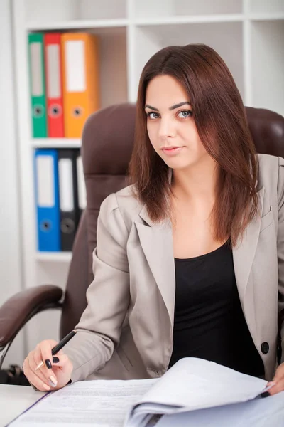 Portrait of a smiling professional business woman — Stock Photo, Image