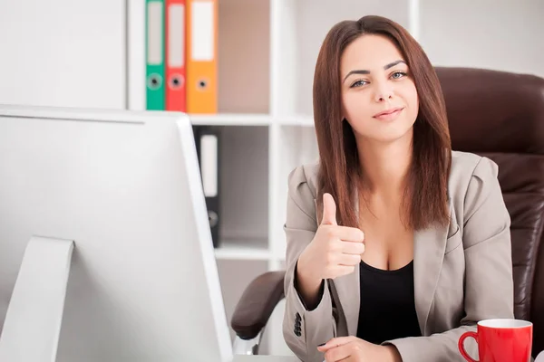 Piękna kobieta biznesu, pisania na laptopa — Zdjęcie stockowe