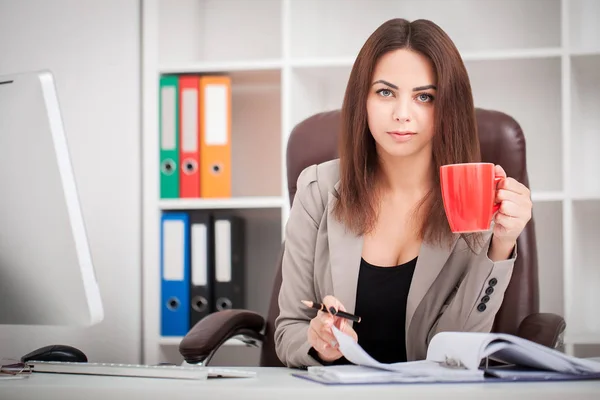 Vacker affärskvinna maskinskrivning på laptop — Stockfoto