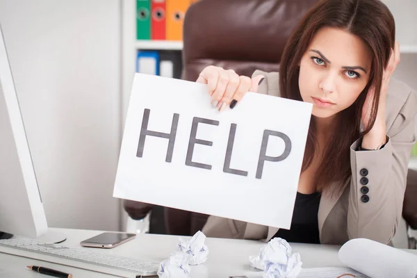 Young business woman with message in the office — Stock Photo, Image