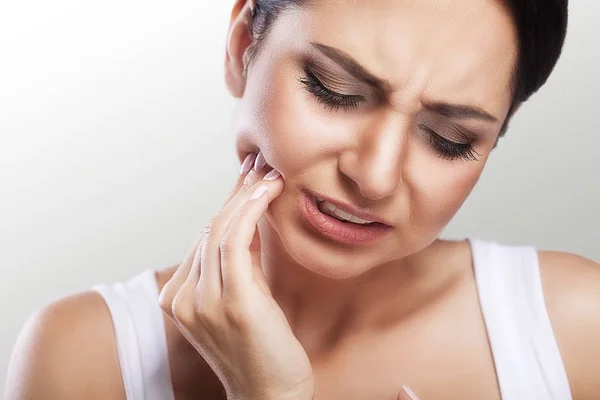 Tanden probleem. Vrouw gevoel tand pijn. Close-up van een mooie — Stockfoto