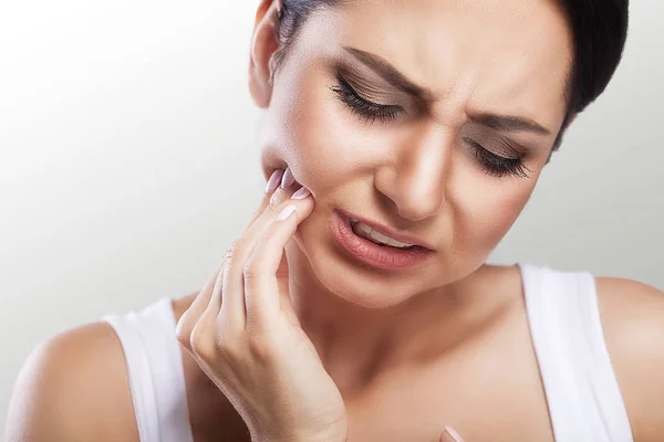 Problema dos dentes. Mulher a sentir dor de dente. Fechar de uma bela — Fotografia de Stock