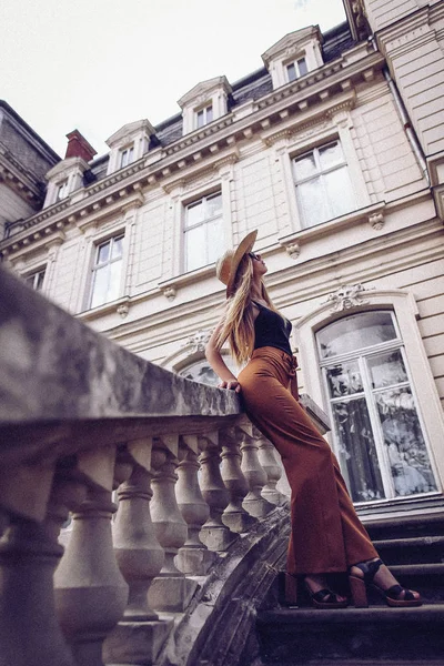 Lärm. Vintage-Stil. schöne Mode Frau im Freien auf der Straße — Stockfoto