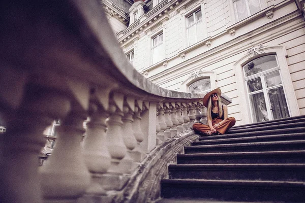 Gürültü. Vintage tarzı. Elbise sı güzellik şık genç kadında