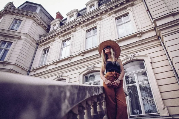 Ruido. Estilo Vintage. Hermosa mujer de moda al aire libre en el str —  Fotos de Stock