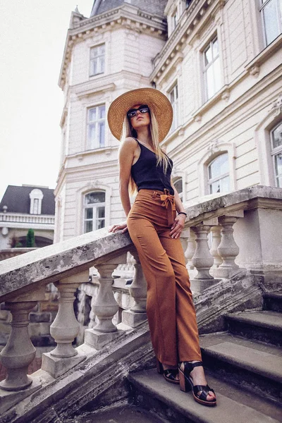 Lärm. Vintage-Stil. Attraktive Wanderungen auf der schmalen Straße — Stockfoto