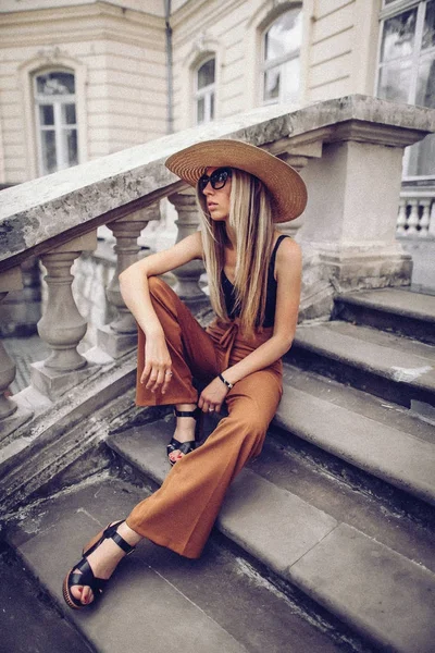 Gürültü. Vintage tarzı. Zarif kadın seyahat Olimpiyat Caddesi üzerinde