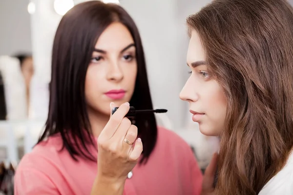 Backstage-Szene: Professionelle Visagistin macht Make-up für yo — Stockfoto