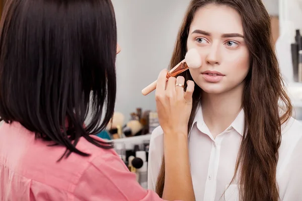 Backstage scena: Truccatore professionista che fa il trucco per yo — Foto Stock