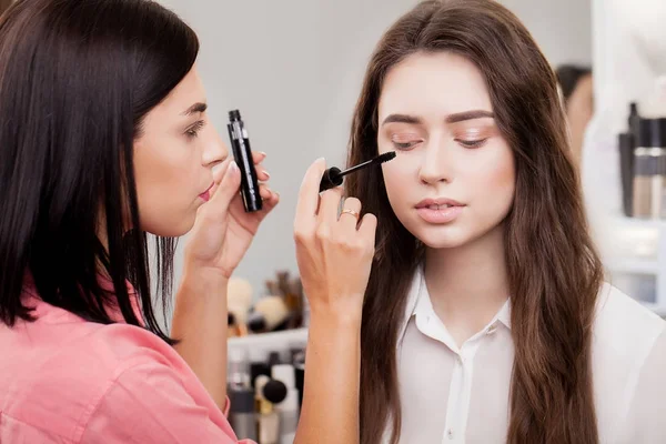 Backstage-Szene: Professionelle Visagistin macht Make-up für yo — Stockfoto