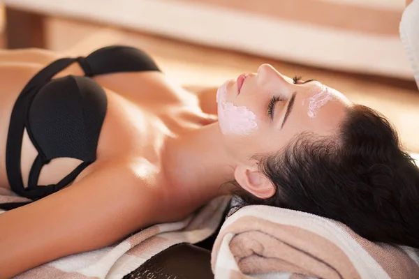 Spa. Beautiful woman relaxing during rejuvenating facial massage — Stock Photo, Image
