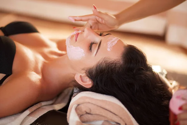 Spa. Beautiful woman relaxing during rejuvenating facial massage — Stock Photo, Image