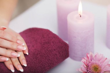 Spa yordamı. Güzellik Salonu parmak Aroma Ba tutan kadın