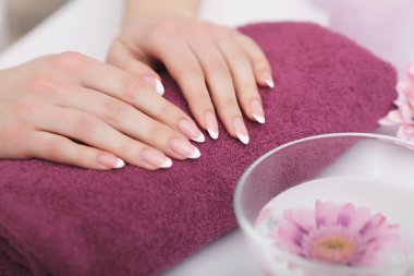 Spa Güzellik Salonu. Mükemmel doğal F ile eller closeup