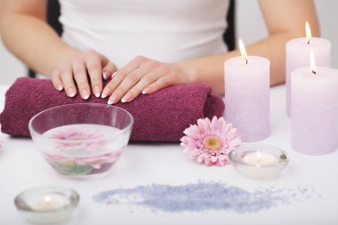 Spa Güzellik Salonu. Mükemmel doğal F ile eller closeup