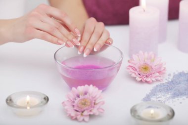 Spa Güzellik Salonu. Mükemmel doğal F ile eller closeup