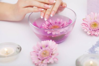 Spa Manikür. Mükemmel doğal sağlıklı tırnaklar Soa ile kadın el