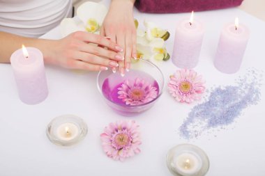 Spa Manikür. Mükemmel doğal sağlıklı tırnaklar Soa ile kadın el