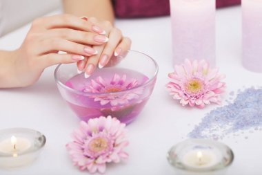 Spa Güzellik Salonu. Mükemmel doğal F ile eller closeup