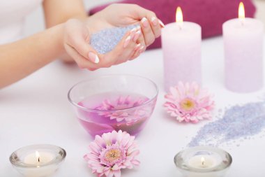 Spa Manikür. Mükemmel doğal sağlıklı tırnaklar Soa ile kadın el