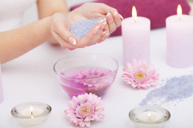 Spa Manikür. Mükemmel doğal sağlıklı tırnaklar Soa ile kadın el