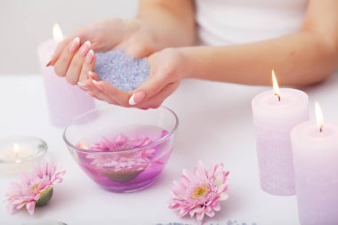 Spa Manikür. Mükemmel doğal sağlıklı tırnaklar Soa ile kadın el