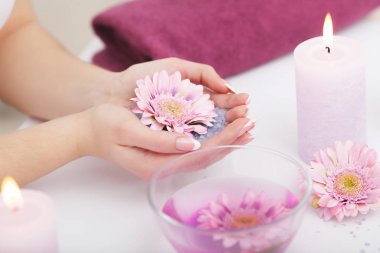 Spa Manikür. Mükemmel doğal sağlıklı tırnaklar Soa ile kadın el