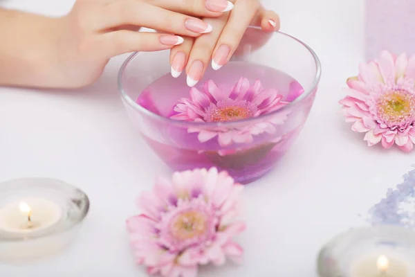 Spa Manicure. Ręce kobieta z Soa doskonałe naturalne zdrowe paznokcie — Zdjęcie stockowe