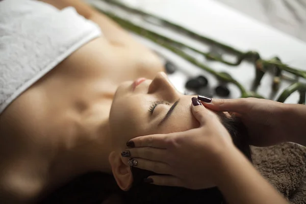 Masaje facial. Primer plano de una mujer joven recibiendo tratamiento de spa . —  Fotos de Stock