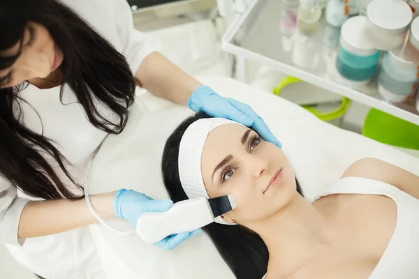 Menina no Spa Salon. Esteticista aplicando pó cosmético branco — Fotografia de Stock