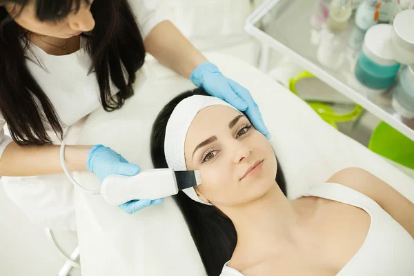 Meisje op Spa Salon. Schoonheidsspecialiste wit cosmetische poeder toe te passen — Stockfoto