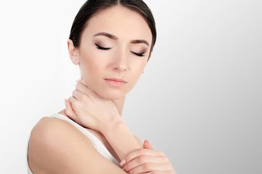 Sağlık. Ağrı hissi kötü ve hasta, baş ağrısı olan kadın ve 