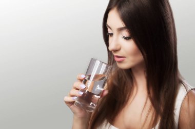 Su iç. Genç kız içme suyu bardaktan. Günlük wat