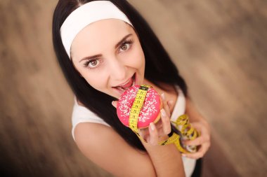 Lezzetli donut yemek çekici esmer seksi kadın. Açık havada yaşam tarzı güzel kız portresi