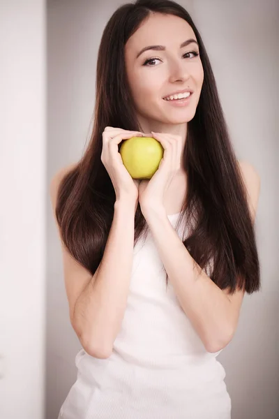 Diet And Fast Food Concept. Femme en surpoids debout sur le poids — Photo