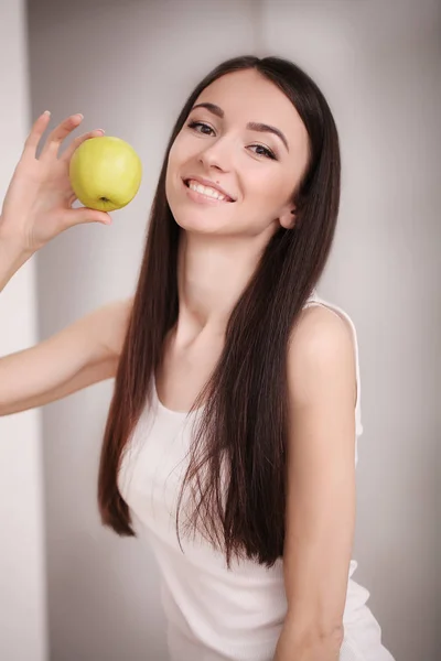 Diet And Fast Food Concept. Femme en surpoids debout sur le poids — Photo