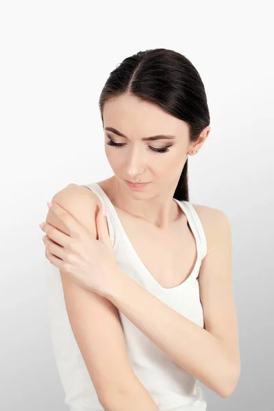 La santé. Femme dans la douleur se sentant mal et malade, ayant mal à la tête et — Photo