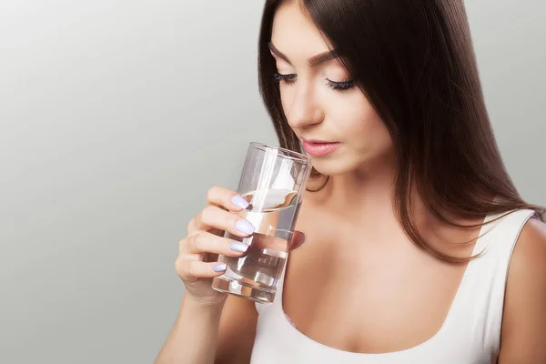 Drink water. Young girl drinking water from the glass. Daily wat — Stock Photo, Image