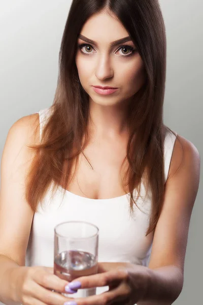 Drink water from the glass. A young healthy girl drinks water fr — Stock Photo, Image