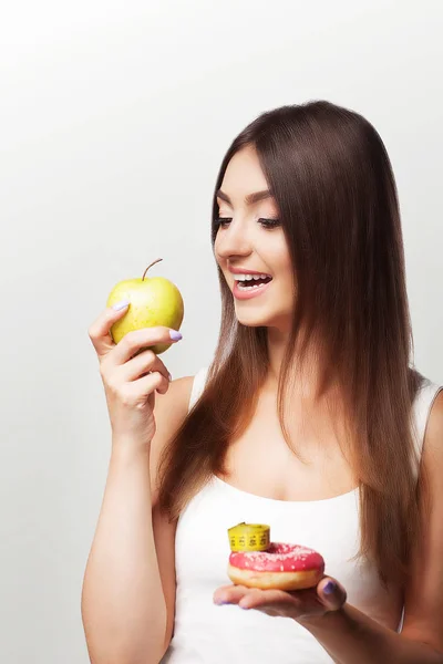 Comida saludable. La mujer está perdiendo peso. Una joven se come un... —  Fotos de Stock