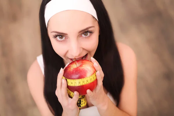 Jeune jolie femme souriante tenant une pomme rouge.Concept pour une alimentation saine — Photo
