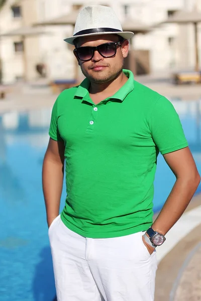 Szexi férfi nyáron a strandon. Jóképű férfi Fit test, egészségügyi — Stock Fotó