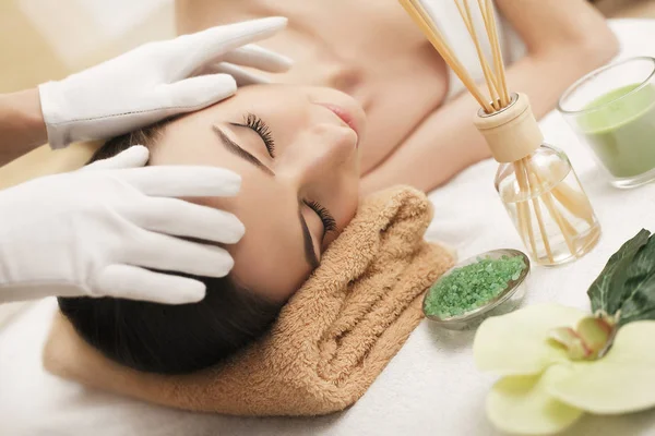 Spa. Menina massagista terapeuta fazendo massagem na cabeça bonita brunett — Fotografia de Stock