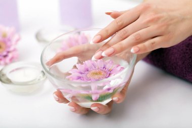 kadın bir tırnak salonu manikür bir güzellik uzmanı tarafından alma