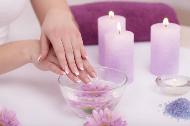 kadın bir tırnak salonu manikür bir güzellik uzmanı tarafından alma